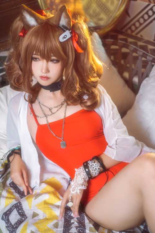 工藤新伍 Cosplay 明日方舟 安洁莉娜 夏卉泳装